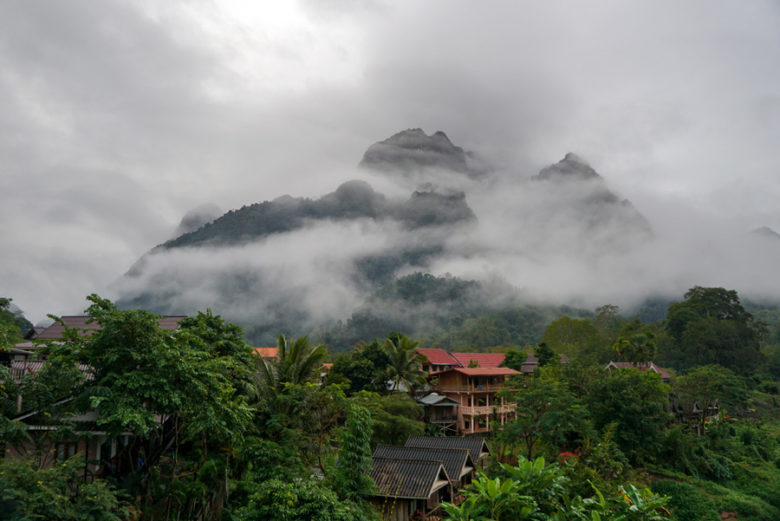 Nebel in den Bergen von Nong Khiaw