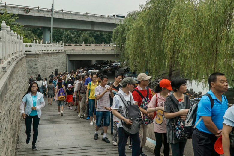Schlange am Bus in Peking zur Großen Mauer