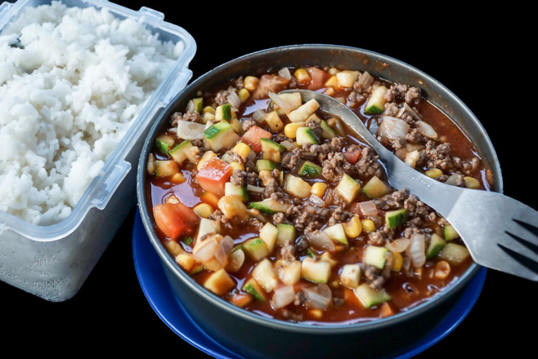 Outdoor Rezepte - 7 leckere Gerichte für Camping und Trekking - milchblau