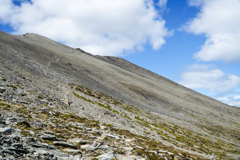 Aufstieg bei Wanderung über Geröll